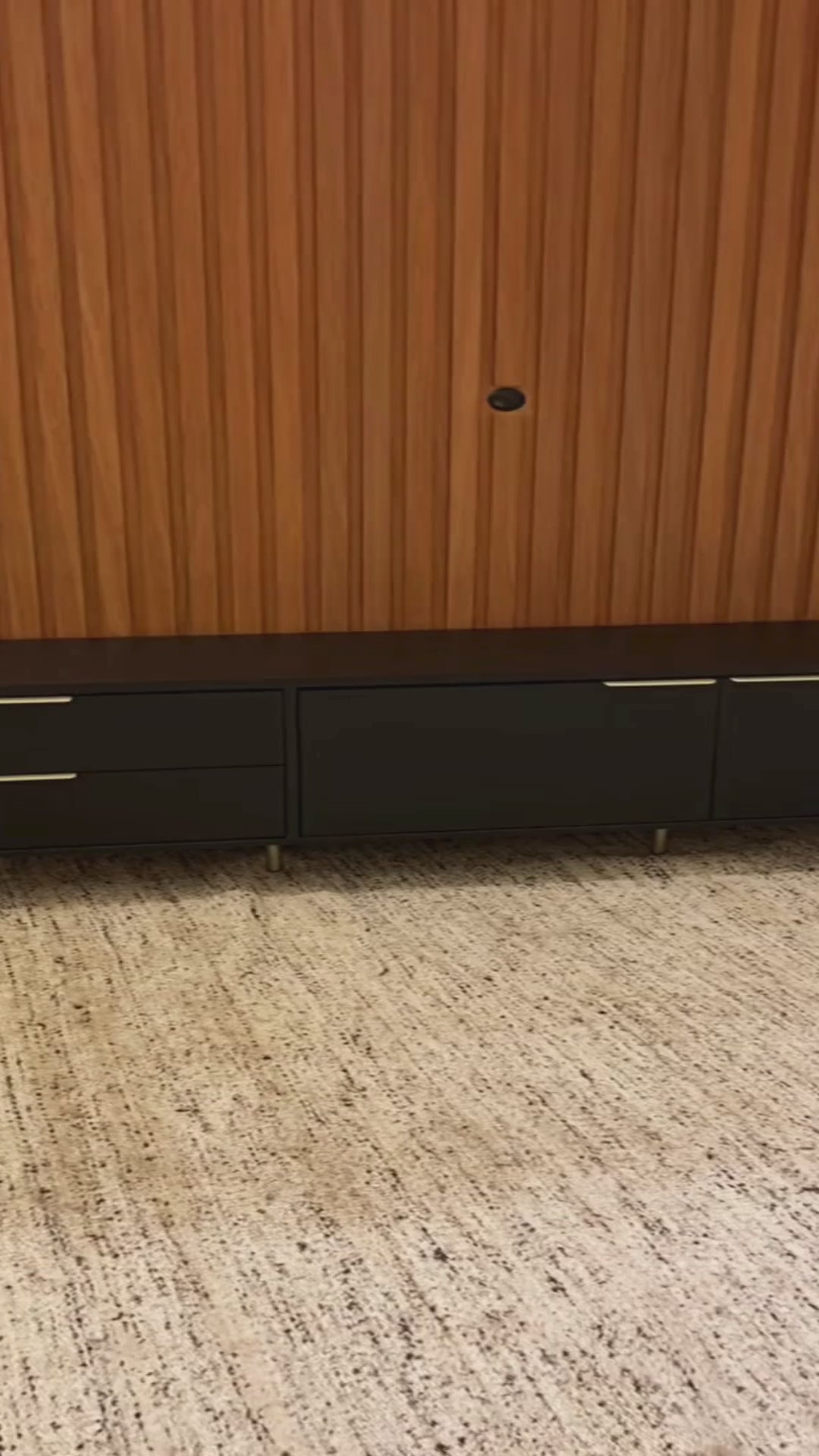 Rack para TVs até 75 Polegadas 2 Portas 2 Gavetas Yves 184cm Preto Fosco com Champanhe