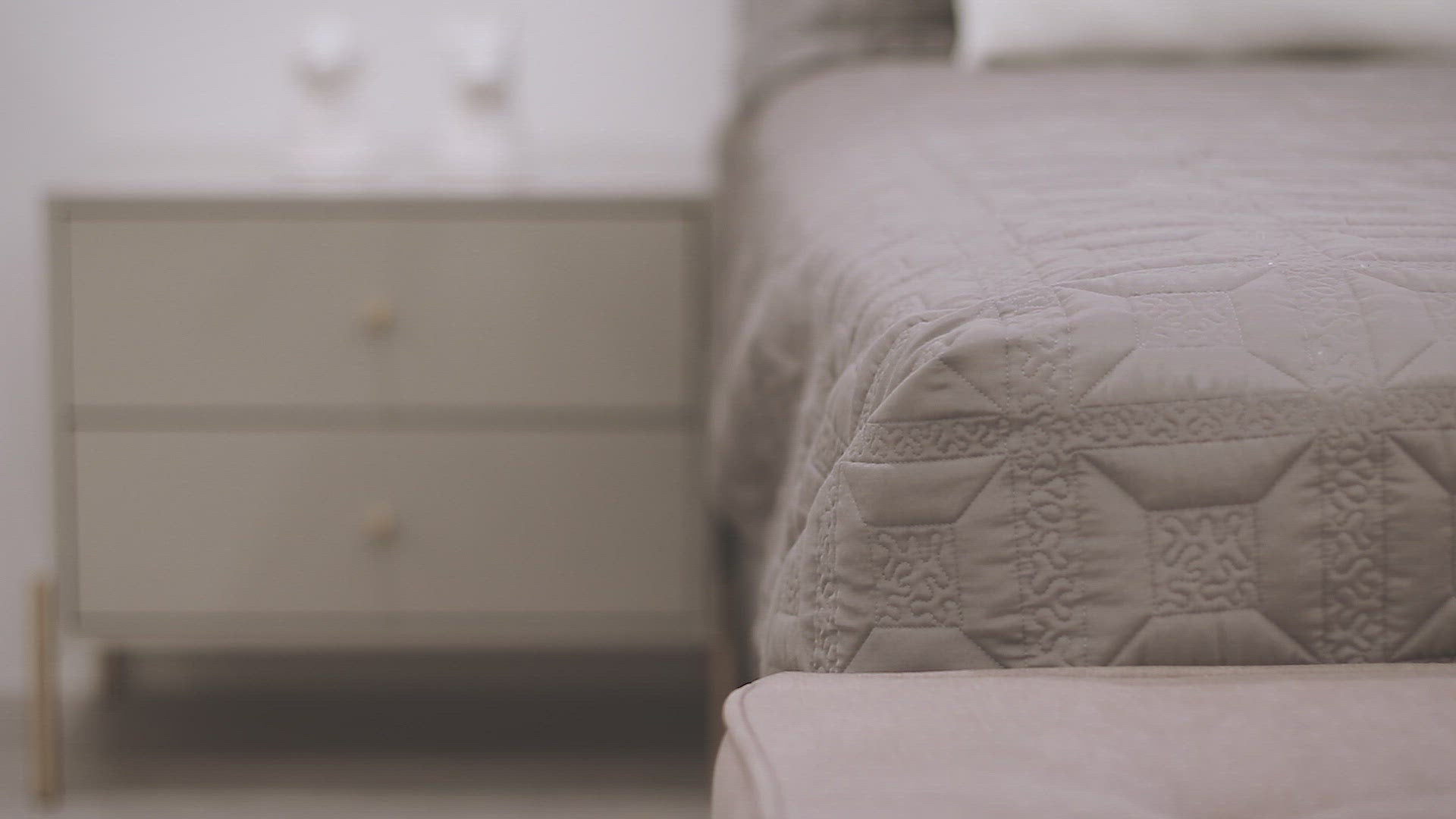 Mesa de Cabeceira 2 Gavetas Jasper 64 cm Branco Gloss com Dourado