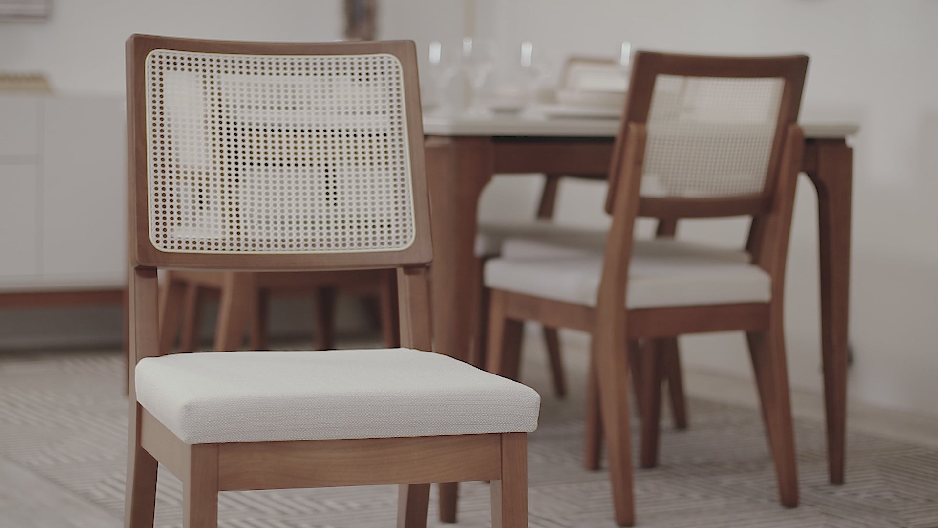 Conjunto de 2 Cadeiras de Madeira Maciça Saga Palinha Natural com Linho Mescla Cru